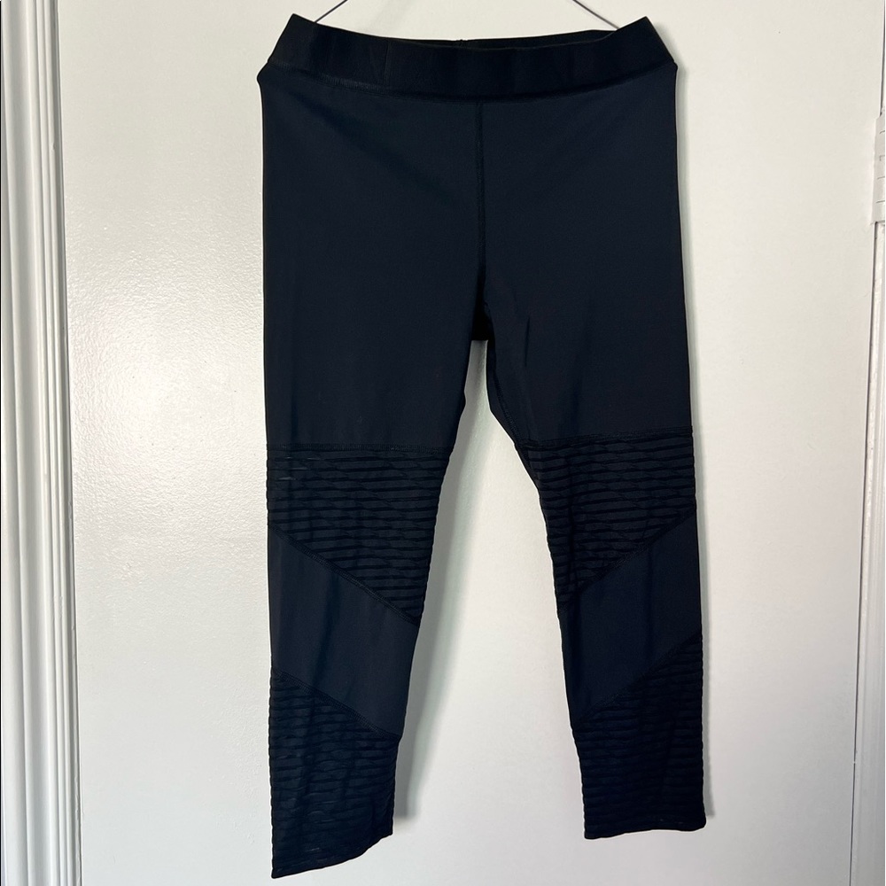 Alala medium black capri length leggings.
